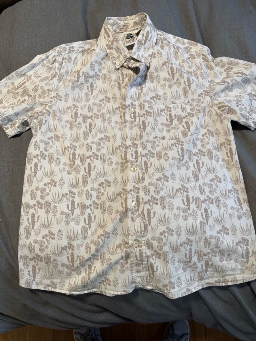 Kennington Men's Short-Sleeve Button-Down Shirt Light Beige Cactus Print Medium
